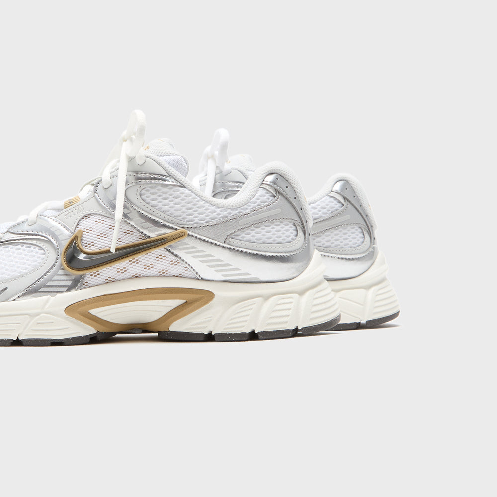 Nike V5 Rnr - White / Medium Ash / Parachute Beige / Metallic Pewter / | Kith White / Medium Ash / Parachute Beige / Metallic Pewter / Photon Dust / Sail