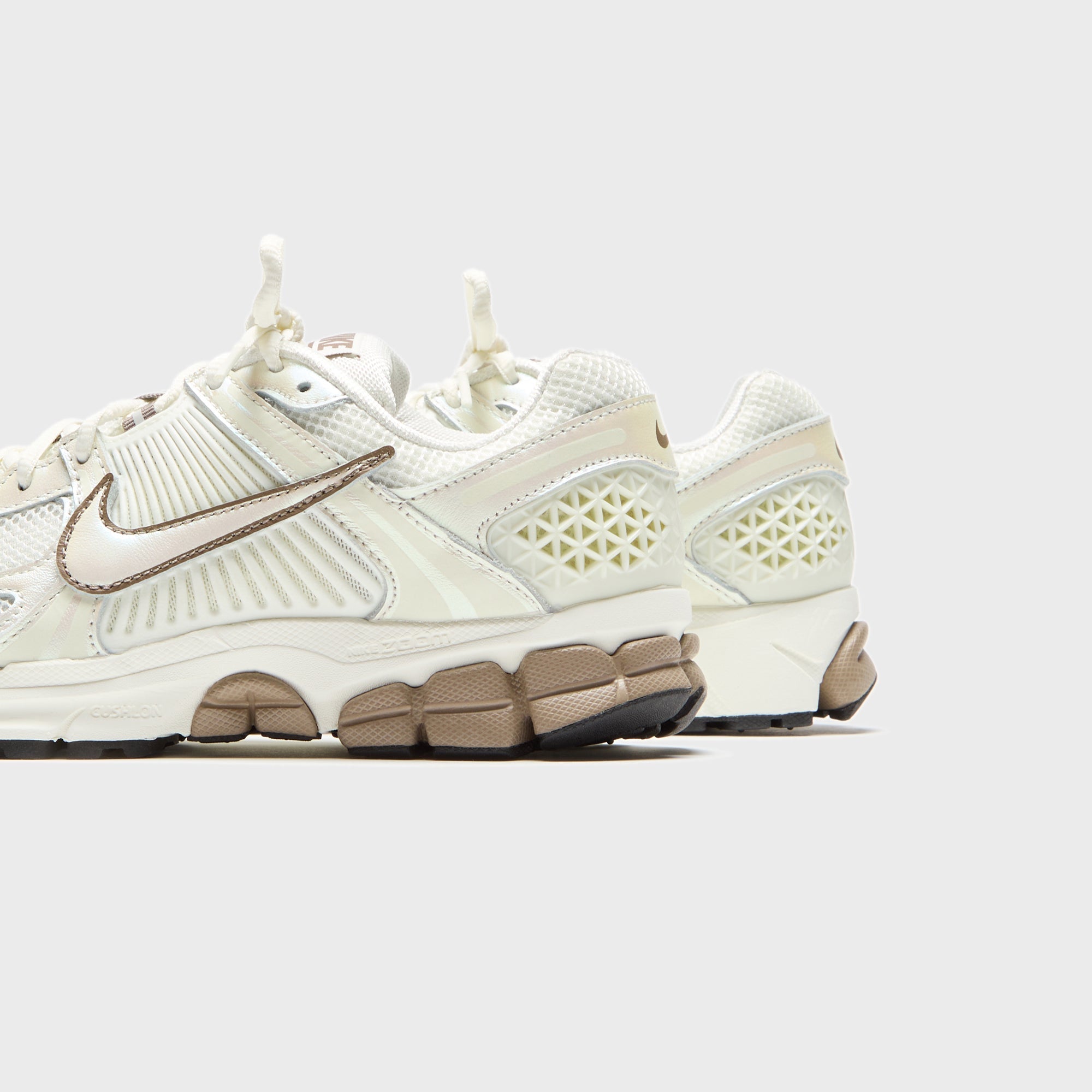 Nike WMNS Zoom Vomero 5 - Sail / Mink Brown / Black | Kith Sail / Mink Brown / Black