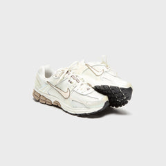 Nike WMNS Zoom Vomero 5 - Sail / Mink Brown / Black | Kith Sail / Mink Brown / Black