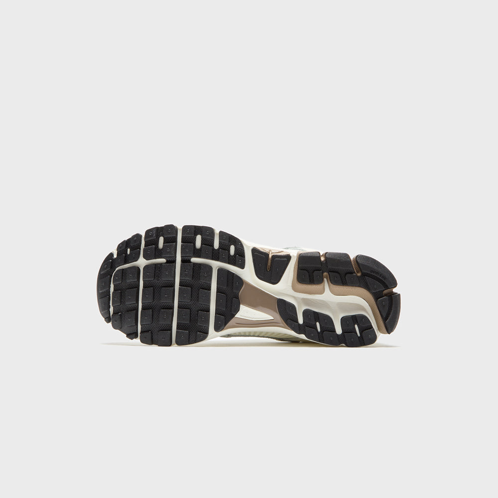 Nike WMNS Zoom Vomero 5 - Sail / Mink Brown / Black | Kith Sail / Mink Brown / Black