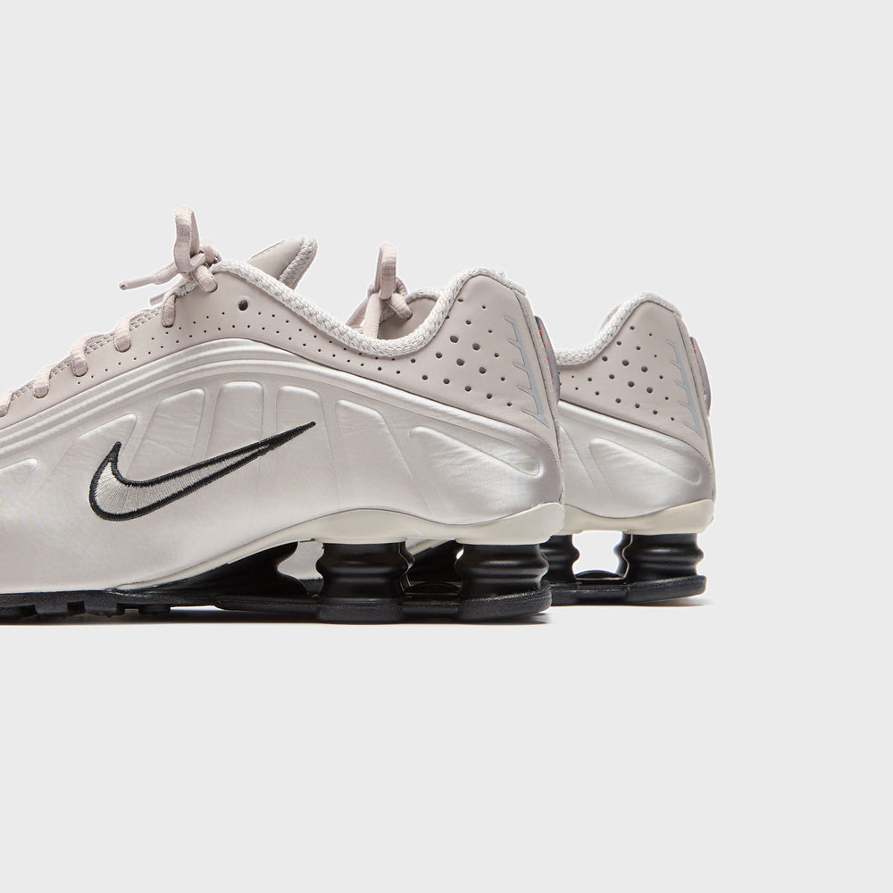 Nike Shox R4 - College Grey / University Red / Metallic Silver / Black | Kith College Grey / University Red / Metallic Silver / Black