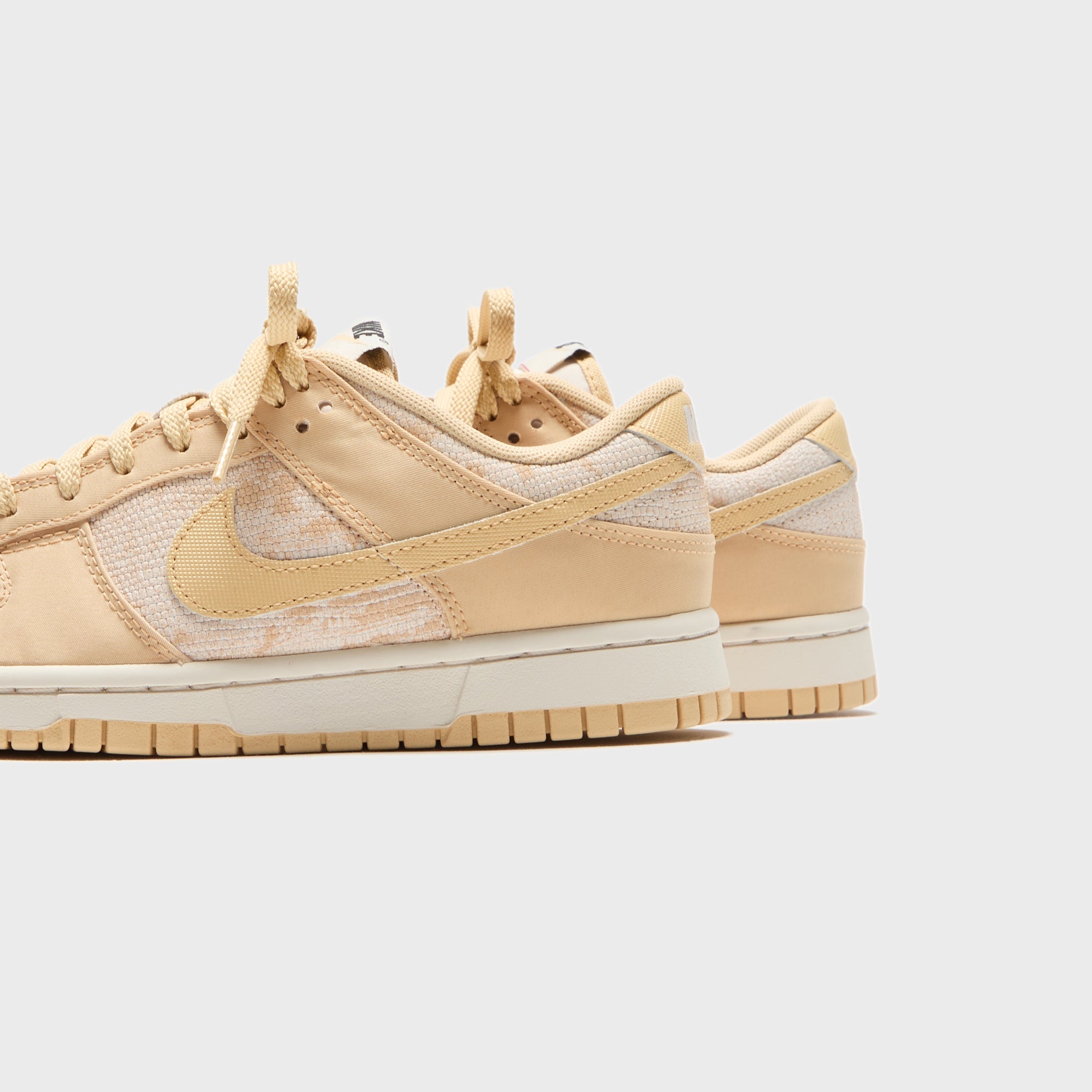 Nike WMNS Dunk Low - Light Orewood Brown / University Red / Black / Se | Kith Light Orewood Brown / University Red / Black / Sesame