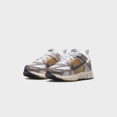 Nike PS Zoom Vomero 5 - Metallic Pewter / Medium Ash / Parachute Beige | Kith Metallic Pewter / Medium Ash / Parachute Beige