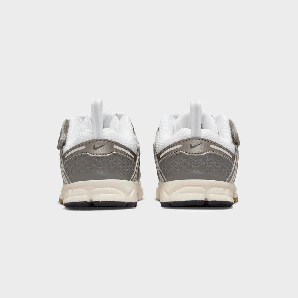 Nike TD Zoom Vomero 5 - Metallic Pewter / Medium Ash / Parachute Beige | Kith Metallic Pewter / Medium Ash / Parachute Beige