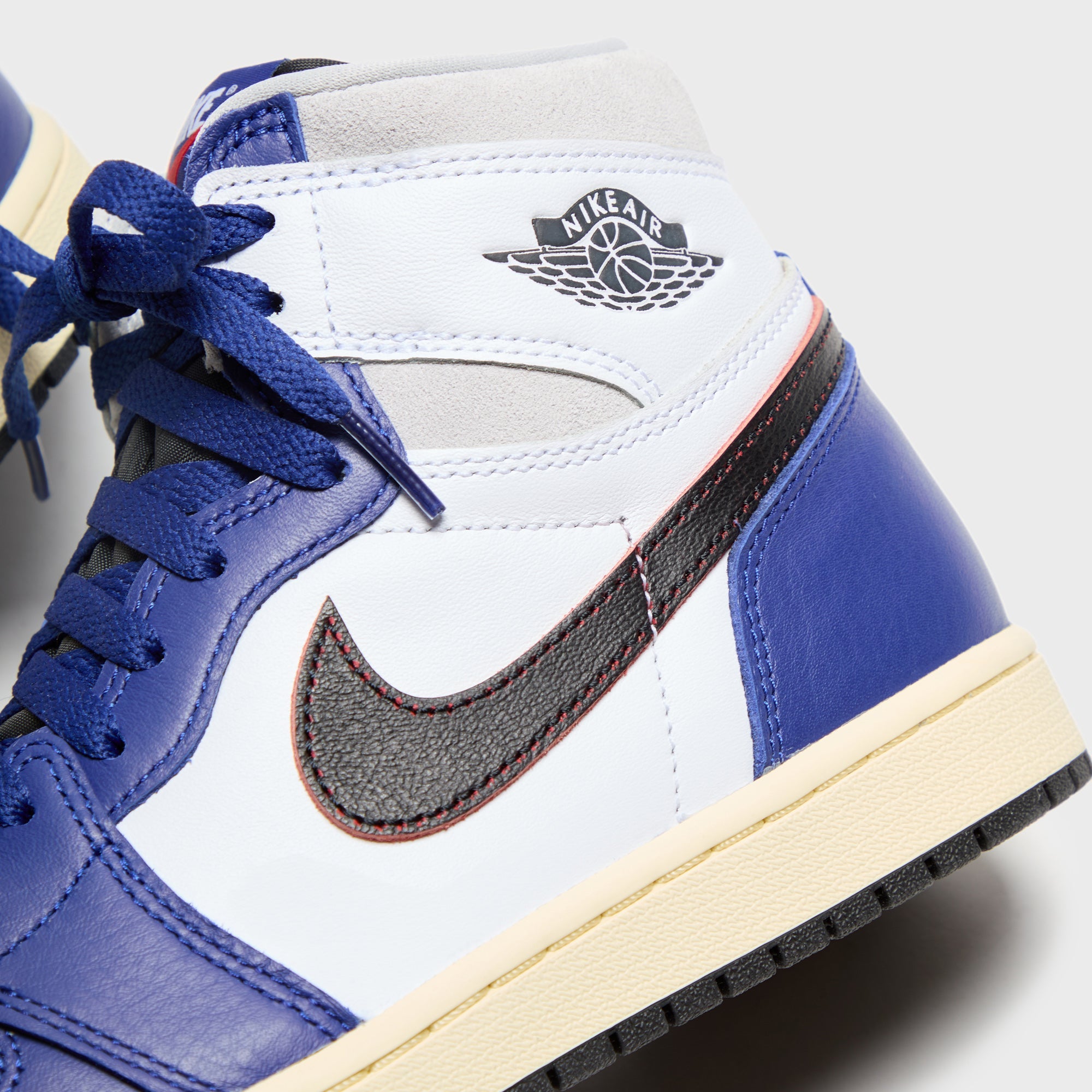 Jordan Air Jordan 1 Retro High OG - White / Black / Neutral Grey / Dee | Kith White / Black / Neutral Grey / Deep Royal Blue / Muslin